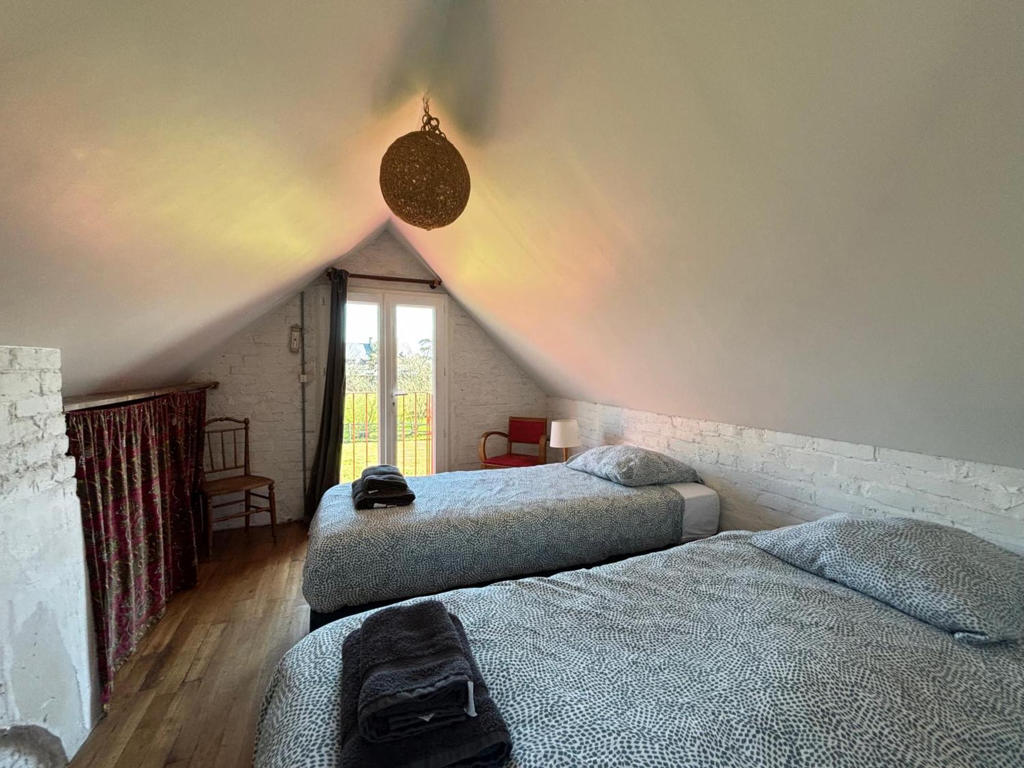 Maison De Campagne Lumineuse Spacieuse Dans Impasse Au Calme A Proximite D'Un Chateau Deux Verandas Grand Jardin Cabane Pour Velos, Pres Port En Bessin Et Bayeux, Proche Plages Du Debarquement Commes 外观 照片